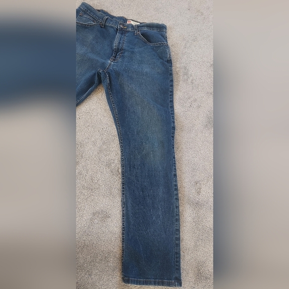 Wrangler Relaxed Blue Jeans with Classic Medium Wash - Picture 6 of 12